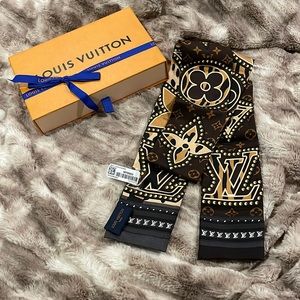 LOUIS VUITTON
Silk Monogram LV World Bandeau Brown